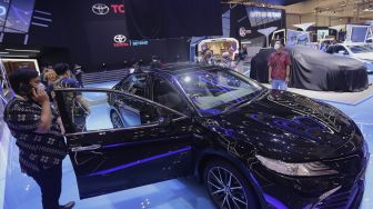 Sejumlah pengunjung menghadiri pameran otomotif GAIKINDO Indonesia International Auto Show (GIIAS) 2021 di Indonesia Convention Exhibition (ICE) BSD, Serpong, Tangerang, Banten, Kamis (11/11/2021). [Suara.com/Angga Budhiyanto]