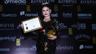 Aktris Prilly Latuconsina berfoto setelah meraih penghargaan Aktris Terfavorit Pilihan Penonton dalam gelaran Festival Film Indonesia di JCC Senayan, Jakarta Pusat, Rabu (10/11/2021). [Suara.com/Alfian Winanto]