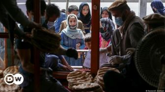 Perjuangan Eks PNS Afghanistan Nafkahi Keluarga di Tengah Anjloknya Ekonomi