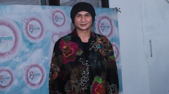 Musisi Erdian Aji Prihartanto atau Anji saat ditemui ketika menggelar jumpa pers di Cilandak, Jakarta Selatan, Kamis (11/11/2021). [Suara.com/Alfian Winanto]