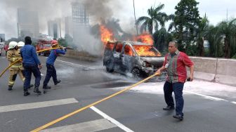 Mobil Serena Terbakar di Tol JORR Cilandak
