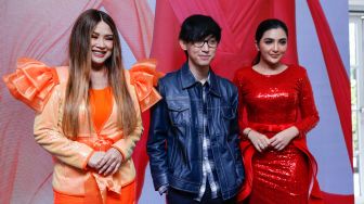 Penyanyi Titi DJ bersama Eka Gustiwana dan Ashanty saat acara perilisan single 'Superwoman' di Kawasan Sudirman, Jakarta Pusat, Kamis (11/11/2021). [Suara.com/Alfian Winanto]