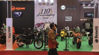 Pengunjung menghadiri pameran otomotif GAIKINDO Indonesia International Auto Show (GIIAS) 2021 di Indonesia Convention Exhibition (ICE) BSD, Serpong, Tangerang, Banten, Kamis (11/11/2021). [Suara.com/Angga Budhiyanto]