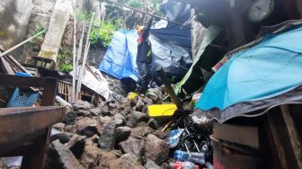 Bus Terguling di Demak Ijo, Pohon-Pohon Tumbang Timpa Warga