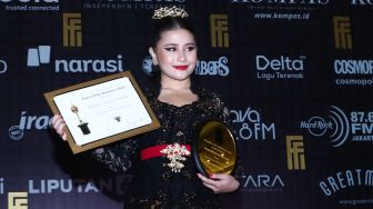 Prilly Latuconsina Resmi Beli Saham Persikota Tangerang
