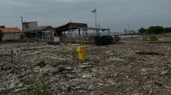 Selain Penurunan Tanah dan Rob, Pesisir Kota Semarang Juga Diserbu Sampah Plastik!