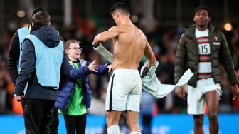 Rendah Hati, Cristiano Ronaldo Serahkan Jersey ke Fan Cilik Irlandia