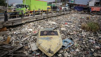 Kali Dadap Tangerang Dipenuhi Sampah dan Timbulkan Bau Tak Sedap