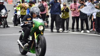 Presiden Joko Widodo mengendarai sepeda motor custom Kawasaki W175 saat mencoba lintasan Pertamina Mandalika International Street Circuit di KEK Mandalika, Praya, Lombok Tengah, NTB, Jumat (12/11/2021).  ANTARA FOTO