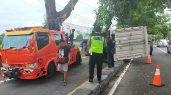 Tersangkut Pohon Munggur, Mobil Boks Terguling di Bantul