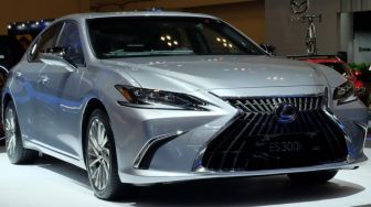 Lexus Luncurkan ES 300h Hybrid dan Pamer Mobil Listrik Konsep di GIIAS 2021