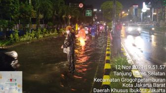 Diguyur Hujan Deras, Sejumlah Ruas Jalan di Jakbar Tergenang Banjir