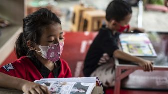 Anak-anak membaca buku di Bale Buku Jakarta, Dukuh, Jakarta Timur, Jumat (12/11/2021).  ANTARA FOTO/Aprillio Akbar