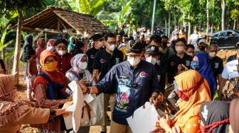 Berkunjung Ke Desa Kaki Langit  Sandiaga Berharap Ekonomi Cepat Pulih