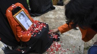 Mahasiswa Universitas Atma Jaya melakukan tabur bunga saat menggelar peringatan 23 tahun Tragedi Semanggi di Kampus Atma Jaya, Jakarta, Sabtu (13/11/2021). [ANTARA FOTO/Hafidz Mubarak A]