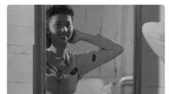 Viral Foto Jadul Gadis Sedang Berias Tahun 1955, Benda di Meja Bikin Warganet Salfok