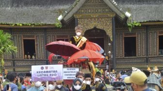 Peserta menampilkan pawai prosesi "Mati Baghoghai", pada Festival Pesona Minangkabau di halaman Istano Basa Pagaruyung, Batusangkar, Kabupaten Tanah Datar, Sumatera Barat, Sabtu (13/11/2021). [ANTARA FOTO/Iggoy el Fitra]