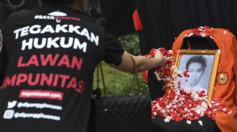 Mahasiswa Universitas Atma Jaya melakukan tabur bunga saat menggelar peringatan 23 tahun Tragedi Semanggi di Kampus Atma Jaya, Jakarta, Sabtu (13/11/2021). [ANTARA FOTO/Hafidz Mubarak A]