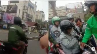 Viral! Tolong Pengendara Motor yang 'Oleng', Aksi Emak-emak Ini Bikin Warganet Terenyuh