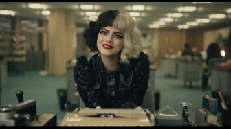 Ulasan Film Cruella: Pertarungan Ratu Fashion Ambisius Melawan Cewek Misterius