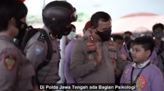 Kocak! Goda Polwan Cantik di Depan Kapolda Jateng, Bocil Viral: Mau Belajar Mencintainya