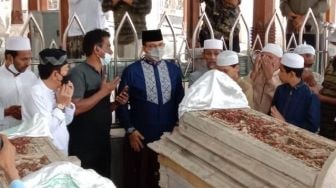 Anies Baswedan Berziarah ke Makam Sunan Gresik