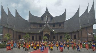 Sejumlah pelajar menampilkan atraksi tari piring, pada Festival Pesona Minangkabau di halaman Istano Basa Pagaruyung, Batusangkar, Kabupaten Tanah Datar, Sumatera Barat, Sabtu (13/11/2021). [ANTARA FOTO/Iggoy el Fitra]