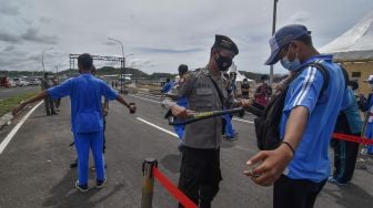 Sejumlah penonton diperiksa petugas sebelum masuk sirkuit untuk menonton gelaran balap motor Idemitsu Asia Talent Cup (IATC) di Pertamina Mandalika International Street Circuit di KEK Mandalika, Praya, Lombok Tengah, NTB, Sabtu (13/11/2021). ANTARA FOTO/Ahmad Subaidi]