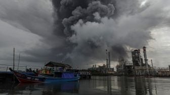 Kepulan asap terlihat dari tangki 36 T 102 yang terbakar di Kilang Pertamina Internasional RU IV Cilacap, Jawa Tengah, Minggu (14/11/2021). ANTARA FOTO/Idhad Zakaria