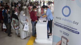 Petugas Novo Nordisk Indonesia mengecek kadar gula dalam darah warga dalam layanan gratis memperingati Hari Diabetes Sedunia di Stasiun KA Tanah Abang, Jakarta, Minggu (14/11/2021).  ANTARA FOTO/Aditya Pradana Putra