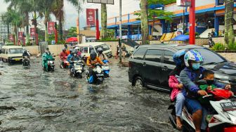 Tembok SMAN 1 Lembang Jebol Diterjang Banjir, Puluhan Komputer Rusak Parah