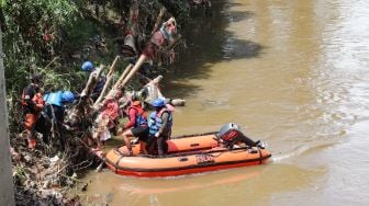 Anggota Forum Alumni Sispala DKI Jakarta (FASTA) berkolaborasi dengan Sekolah Sungai Jakarta (SSJ) dan Siswa Pencinta Alam (Sispala) membersihkan sungai di Bantaran Kali Ciliwung, Jakarta Selatan, Minggu (14/11/2021). [Suara.com/Alfian Winanto]