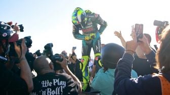 Penuh Haru, Momen Valentino Rossi Tuntaskan Balapan Terakhir di MotoGP