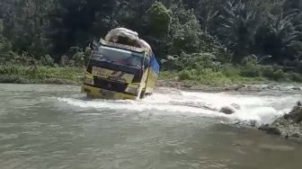 Mobil Nekat Terobos Sungai Cigadung Cianjur, Ternyata Untuk Bawa Hasil Bumi