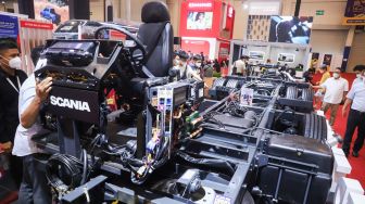 Truk hasil kolaborasi baru antara pabrikan Scania dan United Tractors dipamerkan selama pameran otomotif GAIKINDO Indonesia International Auto Show (GIIAS) 2021 di Indonesia Convention Exhibition (ICE) BSD, Serpong, Tangerang, Banten, Senin (15/11/2021).[Suara.com/Alfian Winanto]