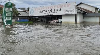 Sebuah mobil terendam banjir di halaman rumah penduduk di Tanjung Puri, Sintang, Kalimantan Barat, Minggu (14/11/2021). ANTARA FOTO/Jane Elisabeth Wuysang