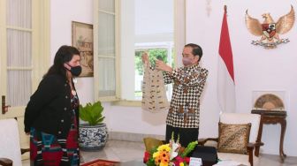Terima Kunjungan Menlu Selandia Baru, Jokowi Beri Oleh-Oleh Noken Papua