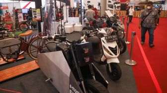 Deretan ssepeda motor classic dipamerkan selama pameran otomotif GAIKINDO Indonesia International Auto Show (GIIAS) 2021 di Indonesia Convention Exhibition (ICE) BSD, Serpong, Tangerang, Banten, Senin (15/11/2021).[Suara.com/Alfian Winanto]