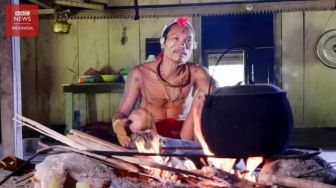 Perjuangan Tokoh Spritual Mentawai: Berburu di Hutan Demi Biayai Kuliah Anak-anaknya