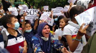 WN Palestina Sempat Berlari ke Tengah Jalan Saat Unjuk Rasa Pencari Suaka Afganistan