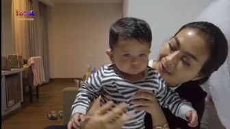 8 Momen Iis Dahlia Mandikan Baby Syaki, Bak Cucu Sendiri