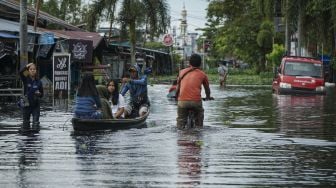 Sebuah mobil terendam banjir di halaman rumah penduduk di Tanjung Puri, Sintang, Kalimantan Barat, Minggu (14/11/2021). ANTARA FOTO/Jane Elisabeth Wuysang