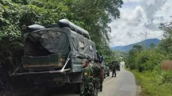 Kodim Putussibau Terjunkan 35 Personel untuk Bantu Distribusi Sembako 