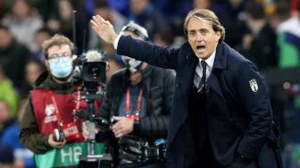 Pelatih Italia Roberto Mancini bereaksi usai timnya ditahan Irlandia Utara dalam Kualifikasi Piala Dunia Grup C di Windsor Park, Selasa (16/11/2021).  [AFP]