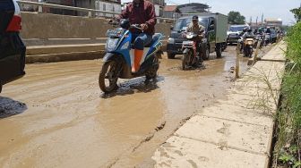 Duh, Jalan Bosih Raya Cibitung Becek Parah, Rawan Kecelakaan