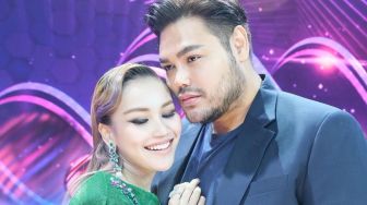 Ivan Gunawan Unggah Foto Mesra Bikin Ayu Ting Ting Tidak Bisa Tidur