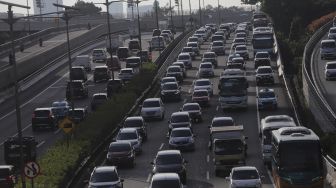 Sejumlah kendaraan terjebak kemacetan di ruas Tol Dalam Kota, Jakarta, Selasa (16/11/2021). [Suara.com/Angga Budhiyanto]