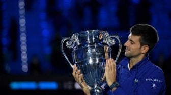 Novak Djokovic Angkat Trofi Gelar Petenis Nomor 1 Dunia ATP Akhir Tahun