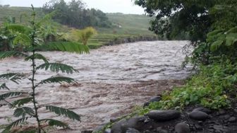 Jalan Putus Akibat Banjr di Jembrana Bali, Anak Sekolah Susuri Pinggir Sungai