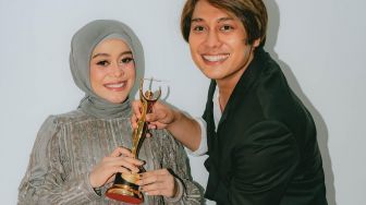 7 Gaya Lesti Kejora di AMI Awards, Tampil Anggun Bareng Suami